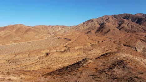 4k-Drohne-In-Der-Kalifornischen-Wüste-Enthüllt-Sich-über-Dem-Berggipfel