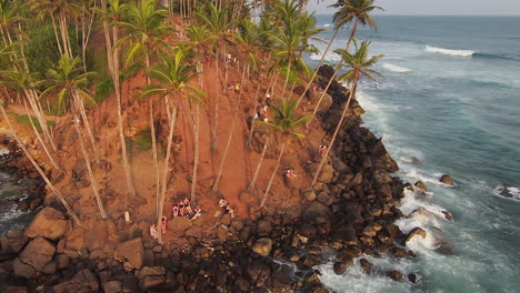 Fpv-Orbit-Shot-Von-Menschen,-Die-Die-Meerwasserbrise-Auf-Einem-Kleinen,-Wunderschönen-Felsigen-Hügel-Genießen,-Sri-Lanka