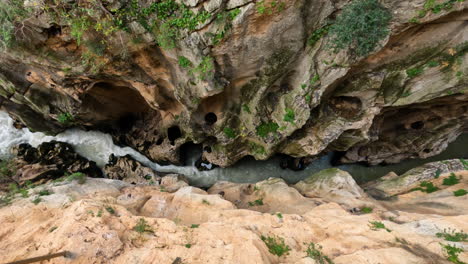 4K-Aufnahme-Eines-Gebirgsflusses-Zwischen-Klippen-Bei-El-Caminito-Del-Rey-In-Der-Schlucht-Chorro,-Provinz-Malaga,-Spanien