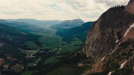 Wunderschönes-Tiefes-Felsiges-Gebirgstal-In-Der-Nähe-Der-Berühmten-Gotischen-Berge-Von-Colorado
