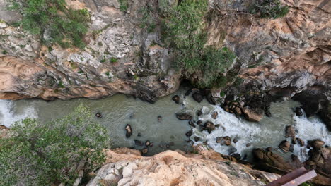 4K-Schuss-Von-Felsen-Und-Gebirgsfluss-Bei-El-Caminito-Del-Rey-In-Der-Schlucht-Chorro,-Provinz-Malaga,-Spanien