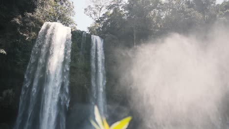 Misol-Ha-Wasserfall,-Der-Im-Sommer-Mit-Nebel-In-Den-Fluss-Fließt