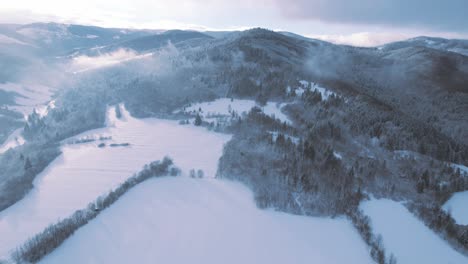 Valle-Cubierto-De-Nieve-Blanca-Y-Fresca-Durante-Un-Día-Soleado-De-Invierno