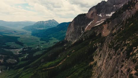 Drohne-Fliegt-über-Dem-Wunderschönen-Alpinen-Berghang-Von-Colorado-Mit-Einem-Wunderschönen-Weiten-Tal-Im-Hintergrund