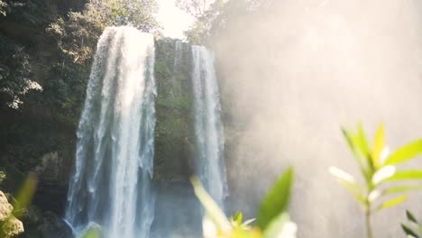 Misol-Ha-Wasserfall-Mit-Nebel-Im-Sommer-In-Palenque,-Chiapas,-Mexiko