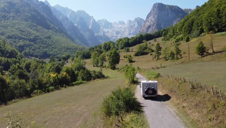 Autocaravana-Conduciendo-Al-Parque-Nacional-De-Prokletije,-Montenegro---Drone-Drone-Dolly-Aérea