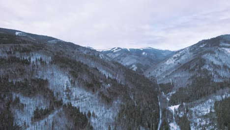 Paisaje-Escénico-Aéreo-Del-Parque-Nacional-Tatra-En-Eslovaquia,-Destino-De-Vacaciones-De-Invierno,-Montañas-Blancas-Como-La-Nieve-Natural