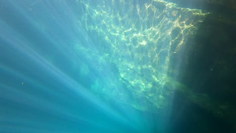 Eine-Felswand-Unter-Dem-Meer-Mit-Lichtstrahlen-Geht-Durch-Das-Wasser