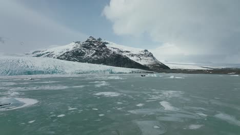 Eisiger-Zugefrorener-See-Während-Der-Verschneiten-Winterzeit-In-Island---Luftüberführung
