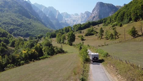 Conducción-De-Autocaravanas-En-El-Parque-Nacional-De-Prokletije,-Montenegro---Plataforma-Aérea-De-Drones