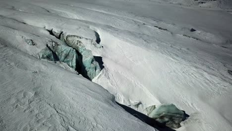 Glaciar-Azul-Con-Grietas-Visibles-En-Los-Alpes-Suizos,-Tarifa-De-Saas