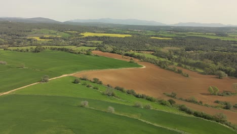 Imágenes-Aéreas-Sobre-Campos-Cultivados-Mezclados-Con-Montañas-Naturales-En-El-Fondo-Industria-Petrolera-De-Europa-España