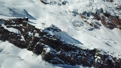 Infraestructura-De-Esquí-Al-Borde-De-Una-Roca-Empinada-En-Los-Alpes-Suizos