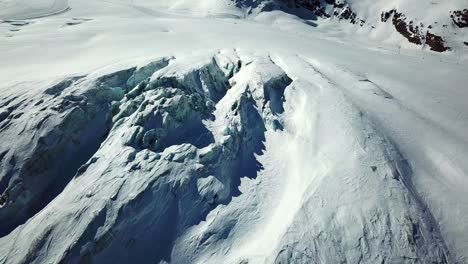 Enorme-Glaciar-En-Los-Alpes-Suizos,-Con-Grietas-Visibles