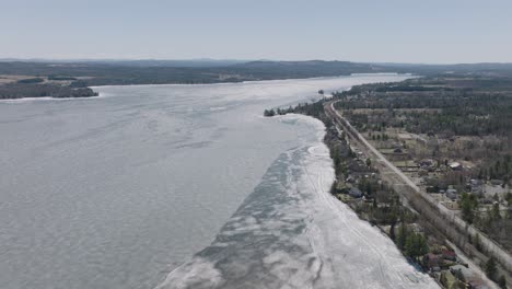 Ruhiger-Panoramablick-Auf-Den-Lake-Magog-In-Alberta,-Kanada---Luftaufnahme