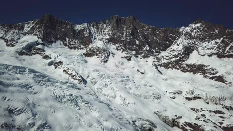 Montaña-De-Los-Alpes-Suizos-De-Gran-Altitud-Con-Glaciares-En-Frente