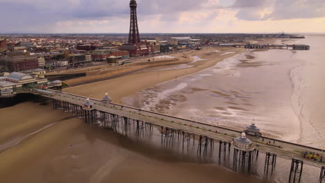 Luftaufnahme-Von-Blackpool-Tower-Und-Promenade-Im-Zentralen-Bereich-Von-Blackpool