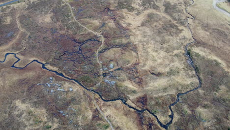 Luftaufnahme-Der-Flüsse-Und-Bäche-Der-Hügel-Und-Berge-In-Glencoe,-Schottland-In-Großbritannien