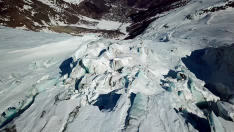Glaciar-En-Los-Alpes-Suizos,-Saas-Fee,-Pueblo-Cuesta-Abajo