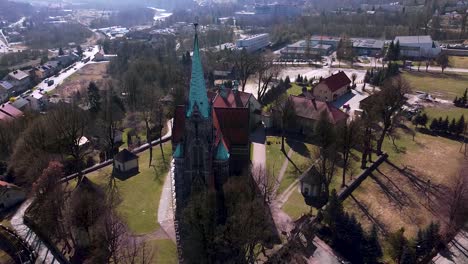 Luftaufnahme-Der-Riesigen-Alten-Kirche-In-Der-Kleinen-Stadt