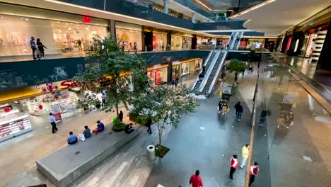 Menschen-In-Einem-Einkaufszentrum-Während-Der-„neuen-Normalität“-Nach-Dem-Coronavirus,-Einige-Tragen-Gesichtsmasken