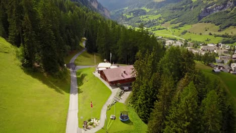 Chalet-En-Los-Alpes-Suizos-En-Las-Montañas