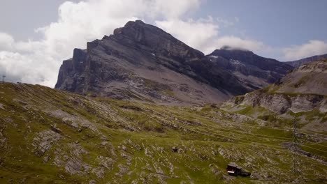 Hermosa-Montaña-En-Los-Alpes-Suizos