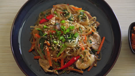 Japchae-Oder-Gebratene-Koreanische-Fadennudeln-Mit-Gemüse-Und-Schweinefleisch,-Garniert-Mit-Weißem-Sesam---Traditioneller-Koreanischer-Essensstil