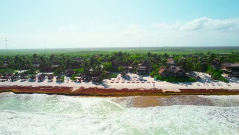 Vista-Aérea-De-Lujosos-Resorts-Caribeños-En-Una-Hermosa-Playa-Tropical-Con-Costa-Azul-Turquesa