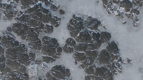Rocas-Heladas-En-Terreno-Sin-Vida-Y-Congelado-De-Islandia---Vista-Superior-Aérea