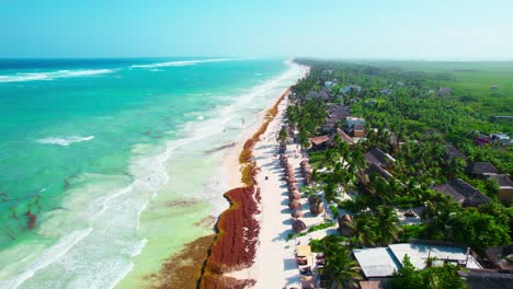 Luftdrohnenaufnahmen-Der-Wunderschönen-Karibischen-Strandküste-Mit-Hotels-Und-Luxusresorts-In-Tulum-Mexiko