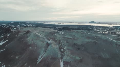 Luftaufnahme-Des-Trostlosen-Geländes-Der-Isländischen-Berge-Im-Winter