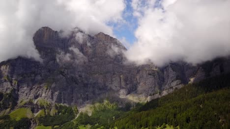 Berg-In-Den-Schweizer-Alpen-Mit-Wolken