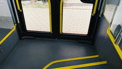 Automatic-doors-closing-on-a-bus