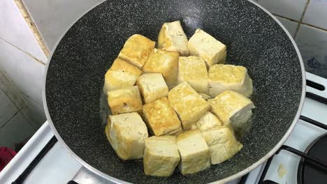 Nahaufnahme-Braten-Von-Frischem-Tofu-In-Antihaft-Pfanne,-Ansicht-Von-Oben