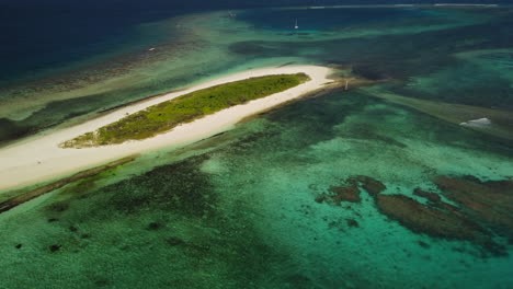 Eine-Kleine-Insel,-Teil-Des-Archipels-Der-Insel-Der-Kiefern-In-Neukaledonien---Parallaxenansicht-Aus-Der-Luft