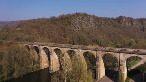 Hermosa-Foto-De-Drone-Del-Viaducto-Clecy-En-Normandía