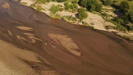 Familie-Zu-Fuß-Am-Flussufer,-Cordoba-In-Argentinien