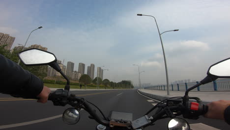 Motocicleta-Acelerando-En-La-Carretera