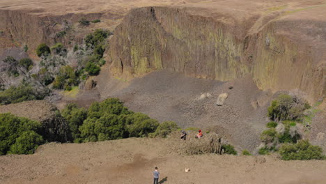 Visitors-standing-at-the-edge-of-cliff-in-Table-mountain,-Oroville,-California