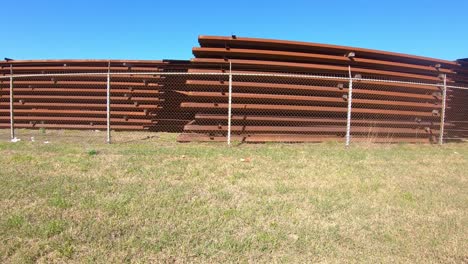 Pov-Vorbeifahrt-An-Einem-Großen-Vorrat-An-Paneelen-Für-Den-Bau-Der-Grenzmauer-Zwischen-Texas-Und-Mexiko