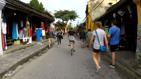 Mädchen,-Das-Fahrrad-Durch-Geschäftiges-Dorf-In-Asien-Fährt