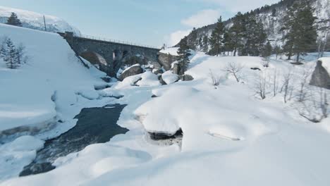 Majestuoso-Río-Helado-Y-Puente-En-El-Paisaje-Invernal-De-Noruega