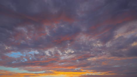 Schuss-Des-Himmels-Mit-Wolken-Während-Des-Sonnenuntergangs,-Der-Einige-Schöne-Farben-Schafft