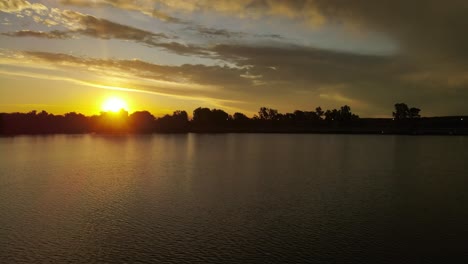 Faszinierender-Blick-Auf-Den-Sonnenuntergang-Unter-Dem-Horizont-Am-Fluss