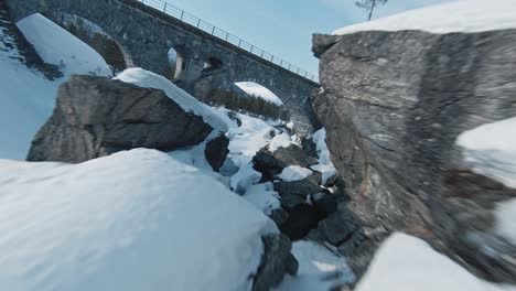 Drone-Fpv-Volando-Bajo-Puentes-En-La-Región-Montañosa-De-Noruega