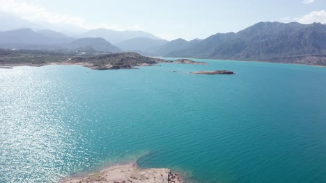 Drone-Volando-Sobre-Un-Gran-Lago-De-Agua-Azul-Turquesa-En-Medio-De-La-Naturaleza