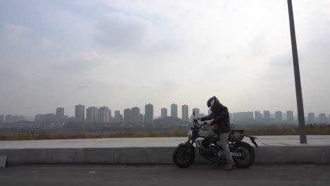 Ein-Motorradfahrer-Startet-Sein-Motorrad