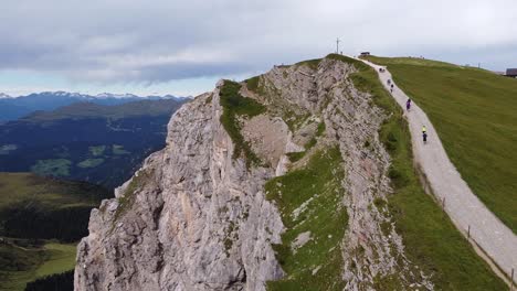 Seceda-In-Urtijei,-Südtirol,-Italienische-Alpen,-Dolomiten,-Italien---Luftdrohnenblick-Auf-Den-Wanderweg-Zum-Gipfel-Des-Berggipfels