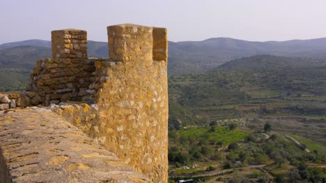 Vista-Estática-De-Los-Restos-De-Una-Antigua-Torre-De-Castillo-Medieval-De-Una-Colina-En-Cervera-Del-Maestre,-Provincia-De-Castellon,-España
